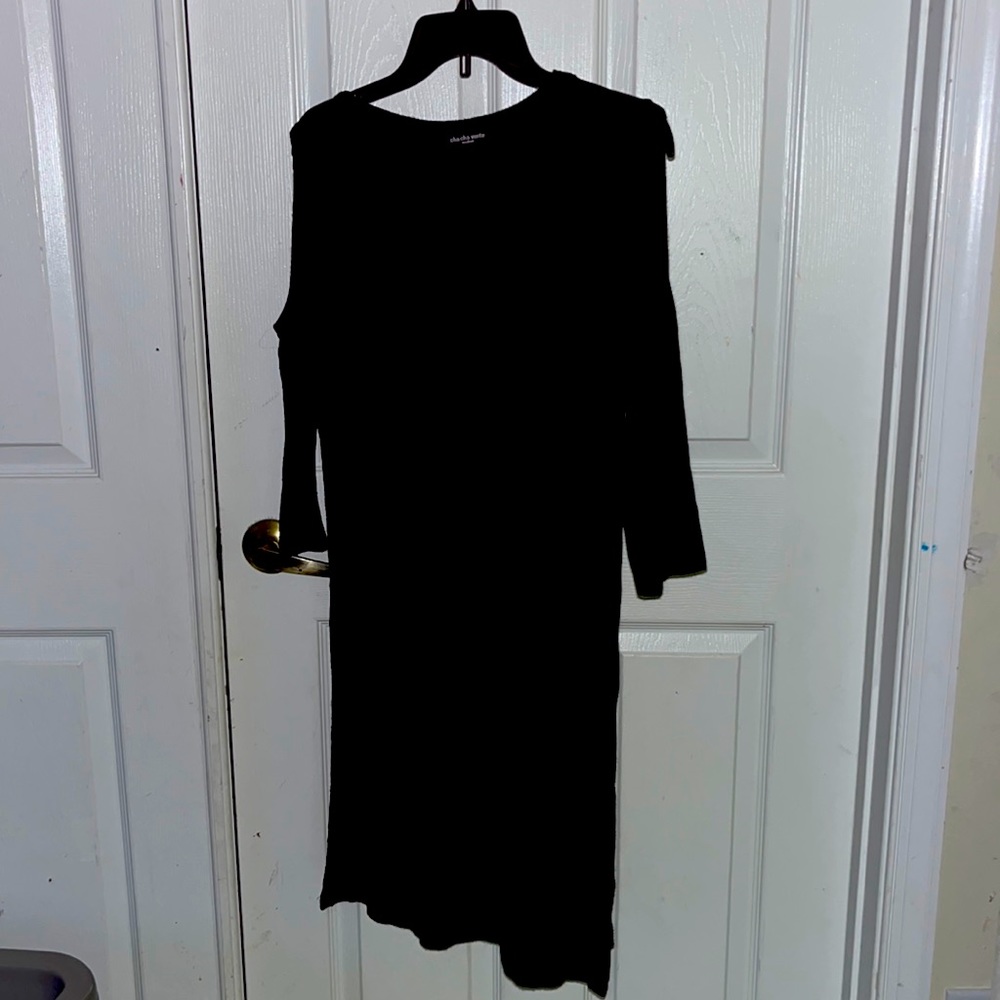 Sexy black dress with a medium slit on both sides. Perfect to pair with a belt!